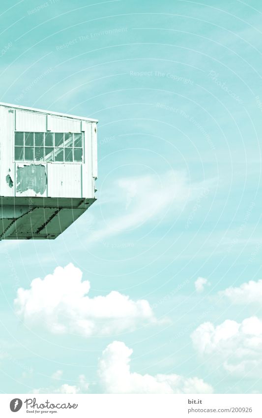 HÖHENANGST-THERAPIESTATION Umwelt Luft Himmel Klima Wetter Haus Hütte Gebäude Fenster hängen außergewöhnlich hoch oben trashig blau ruhig skurril sparsam