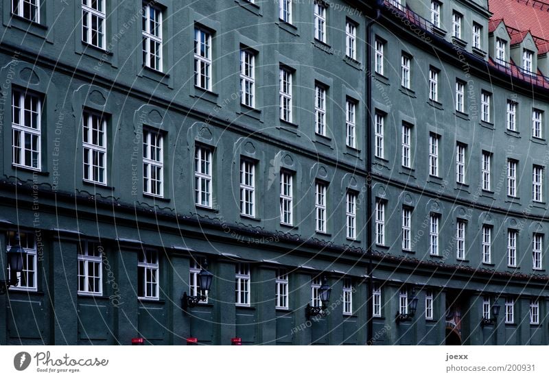 Graue Zellen Haus Architektur Fassade Fenster grau rot München Tristess trist Linie Reihe Farbfoto Außenaufnahme Tag Starke Tiefenschärfe Weitwinkel