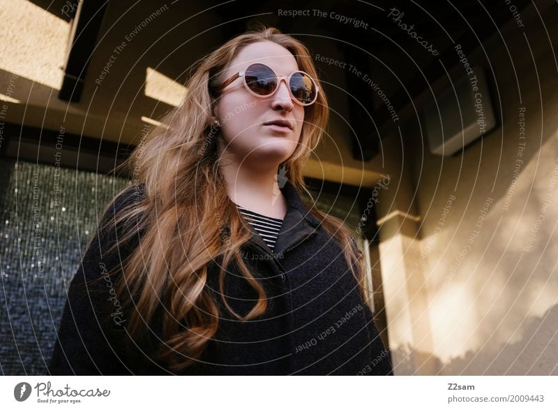 Die ersten Sonnenstrahlen Lifestyle elegant Stil feminin Junge Frau Jugendliche 18-30 Jahre Erwachsene Herbst Schönes Wetter Stadt Mode Mantel Sonnenbrille