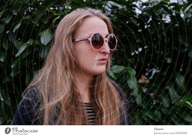 Hippie(ster) Lifestyle elegant Stil feminin Junge Frau Jugendliche 18-30 Jahre Erwachsene Natur Herbst Sträucher Mantel Sonnenbrille blond langhaarig beobachten