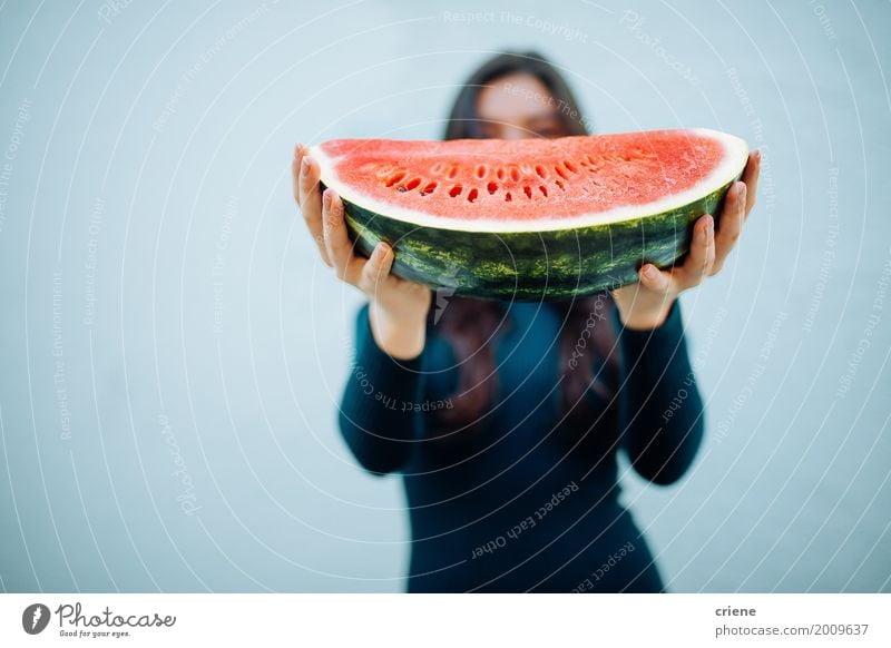 Frau, die Wassermelone in den Händen hält Lebensmittel Frucht Ernährung Essen Diät Lifestyle Sommer Mensch feminin Junger Mann Jugendliche Erwachsene Hand