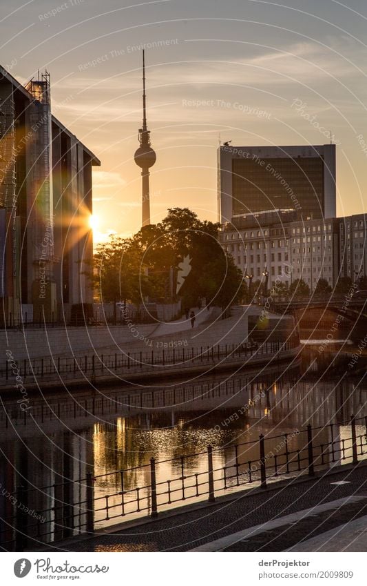 Fernsehturm in Berlin im Sonnenaufgang mit Spree im Vordergrund Muster abstrakt Urbanisierung Hauptstadt Textfreiraum rechts Textfreiraum links Coolness