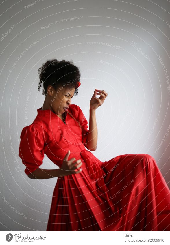 Musik | air grooves feminin Frau Erwachsene 1 Mensch Tanzen Tänzer Luftgitarre Kleid Hut Haare & Frisuren brünett langhaarig Locken Afro-Look Bewegung drehen