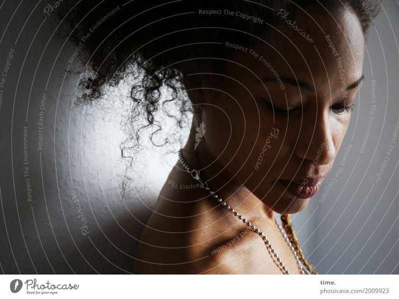 Lilian feminin Frau Erwachsene 1 Mensch Mauer Wand Schmuck Halskette Haare & Frisuren schwarzhaarig langhaarig Locken Afro-Look Blick träumen außergewöhnlich
