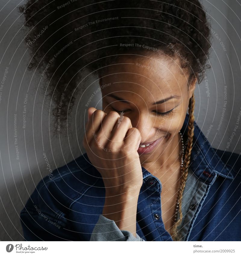 . feminin Frau Erwachsene 1 Mensch Hemd Haare & Frisuren brünett Locken Afro-Look festhalten genießen Lächeln träumen schön Glück Lebensfreude Leidenschaft