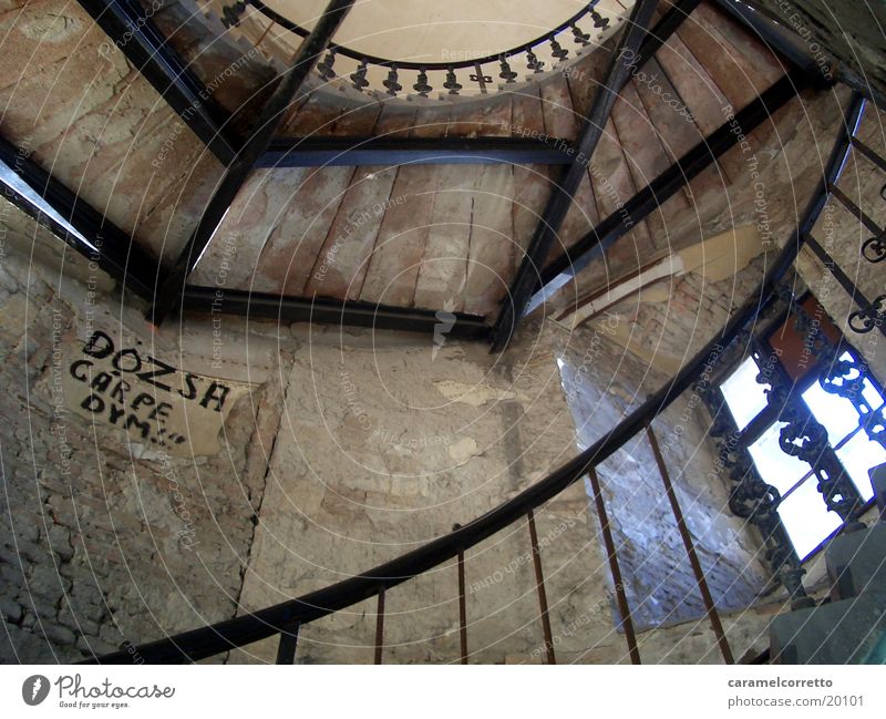 Treppenhaus Froschperspektive Gerüst Budapest braun Architektur Metall Ungar alt Stein schwarzes Geländer