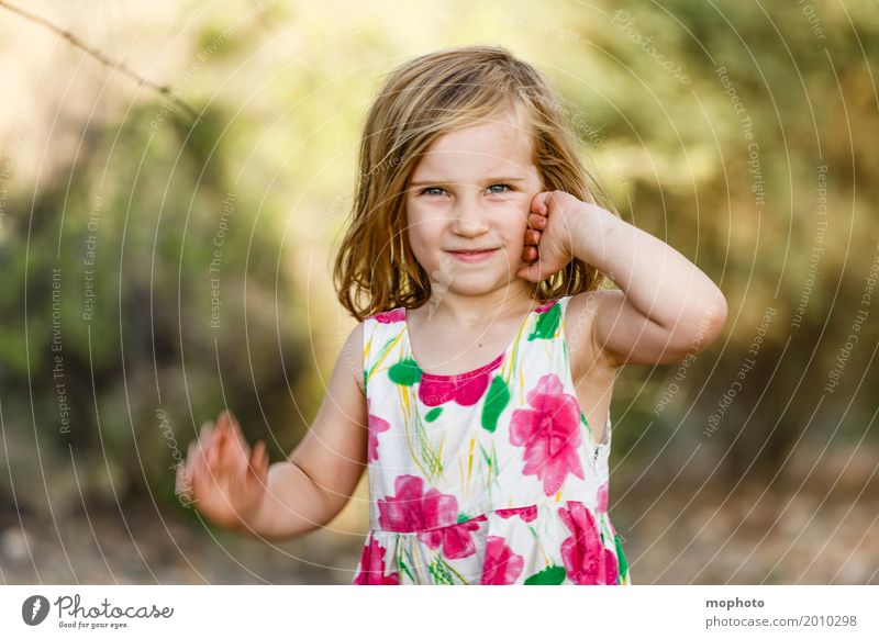 Posingstar #1 Lifestyle Kindergarten Mensch Kleinkind Mädchen Kindheit 3-8 Jahre Natur Landschaft Park Kleid Lächeln Blick stehen blond Freundlichkeit