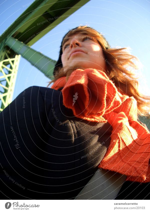 Buda01 Froschperspektive Schal Winter langhaarig Frau blond Budapest Brücke Blauer Himmel orange