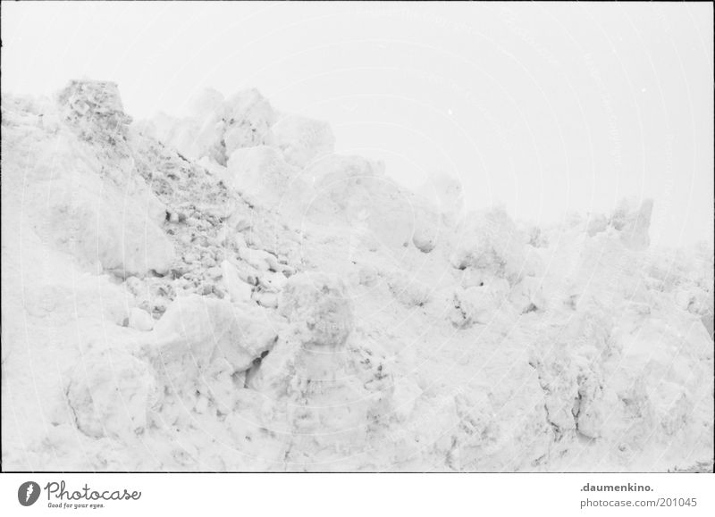 pigment absenz Schnee Eis Haufen Strukturen & Formen Ordnung Anhäufung Landschaft Langeweile Winter Schneeberg Menschenleer weiß