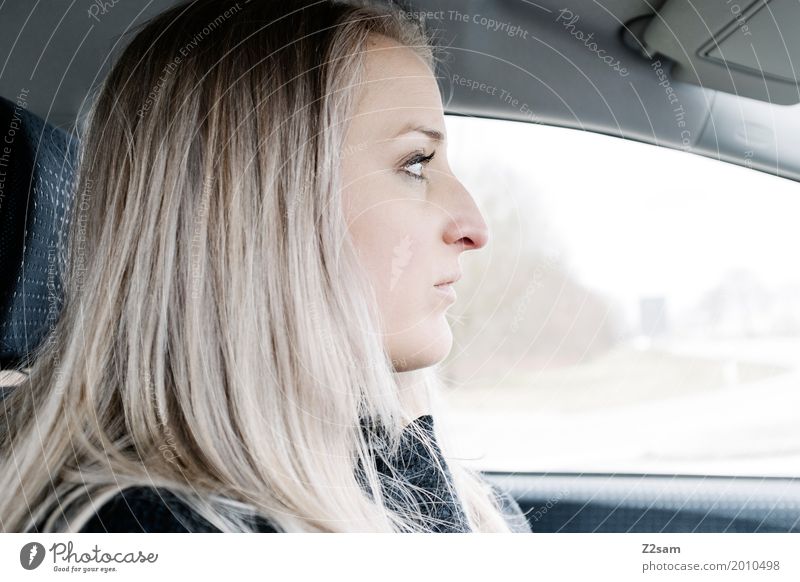 fahren fahren fahren feminin Junge Frau Jugendliche 18-30 Jahre Erwachsene Stadt Autofahren Straße Straßenkreuzung blond langhaarig schön natürlich Müdigkeit