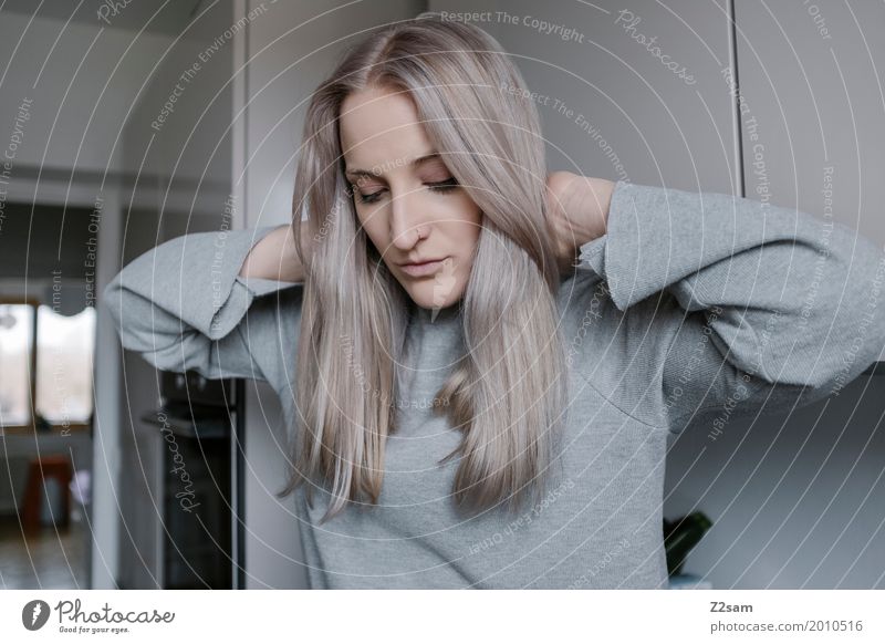 Haartag Lifestyle elegant Stil Häusliches Leben Wohnung feminin Junge Frau Jugendliche 18-30 Jahre Erwachsene Pullover blond grauhaarig langhaarig berühren