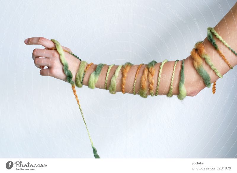 Ringelpullover feminin Arme Hand 18-30 Jahre Jugendliche Erwachsene grün Wolle stricken Handarbeit gestreift umwickelt Unterarm Mensch Farbfoto mehrfarbig
