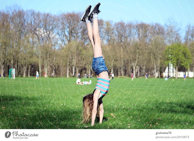 Handstand im April | Mädchen macht Sport im Park Freude Freizeit & Hobby Spielen Sommer Fitness Sport-Training Turnen Yoga Kind Junge Frau Jugendliche Kindheit