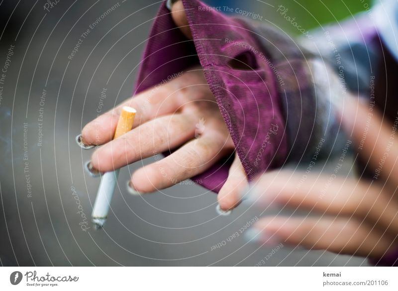 Die Zigarette danach Lifestyle Maniküre Rauchen Mensch feminin Junge Frau Jugendliche Erwachsene Hand Finger 1 18-30 Jahre dreckig violett zeigen Handfläche