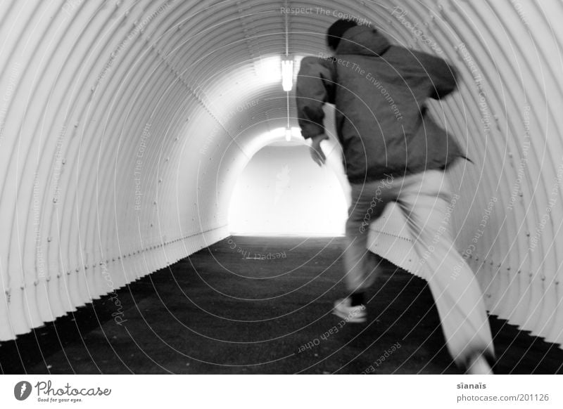 lauf frood, lauf! rennen Hoffnung Angst Zukunftsangst Verzweiflung Flucht Flüchtlinge Tunnel Fußgängerunterführung Eile Stress minimalistisch einfach Silhouette