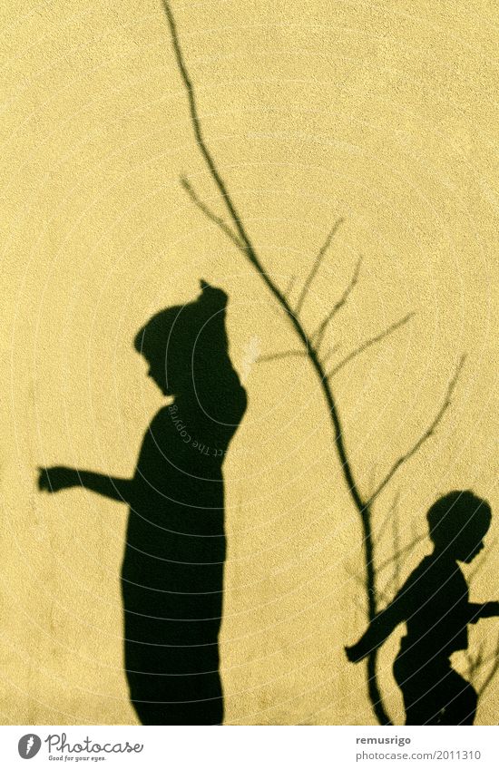 Schatten von Kindern Spielen Junge Familie & Verwandtschaft Freundschaft Kindheit Zusammensein schwarz Hintergrund Szene zwei Wand Farbfoto Außenaufnahme