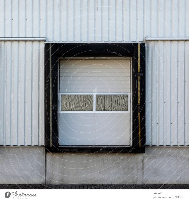 Tor 2 Fabrik Industrie Handel Güterverkehr & Logistik Fassade Fenster Metall Linie Streifen authentisch eckig einfach modern neu grau komplex Ordnung