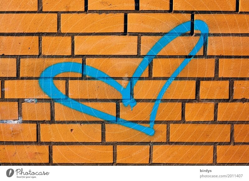 blaue Liebe Mauer Wand Backsteinwand Zeichen Graffiti Herz ästhetisch authentisch Freundlichkeit frisch positiv orange Verliebtheit Menschlichkeit Farbe Gefühle