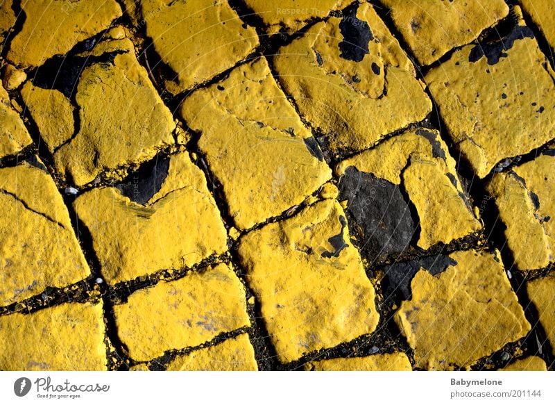 Pflastersteingeschichten Fußgängerzone Straße Wege & Pfade alt gelb Zebrastreifen gebraucht Pflastersteine Farbfoto Außenaufnahme Detailaufnahme Menschenleer