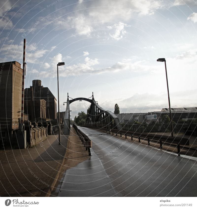 Unbewachter Grenzübergang Himmel Wolken Sonnenlicht Krefeld Deutschland Europa Stadt Stadtrand Menschenleer Industrieanlage Hafen Brücke Gebäude Architektur