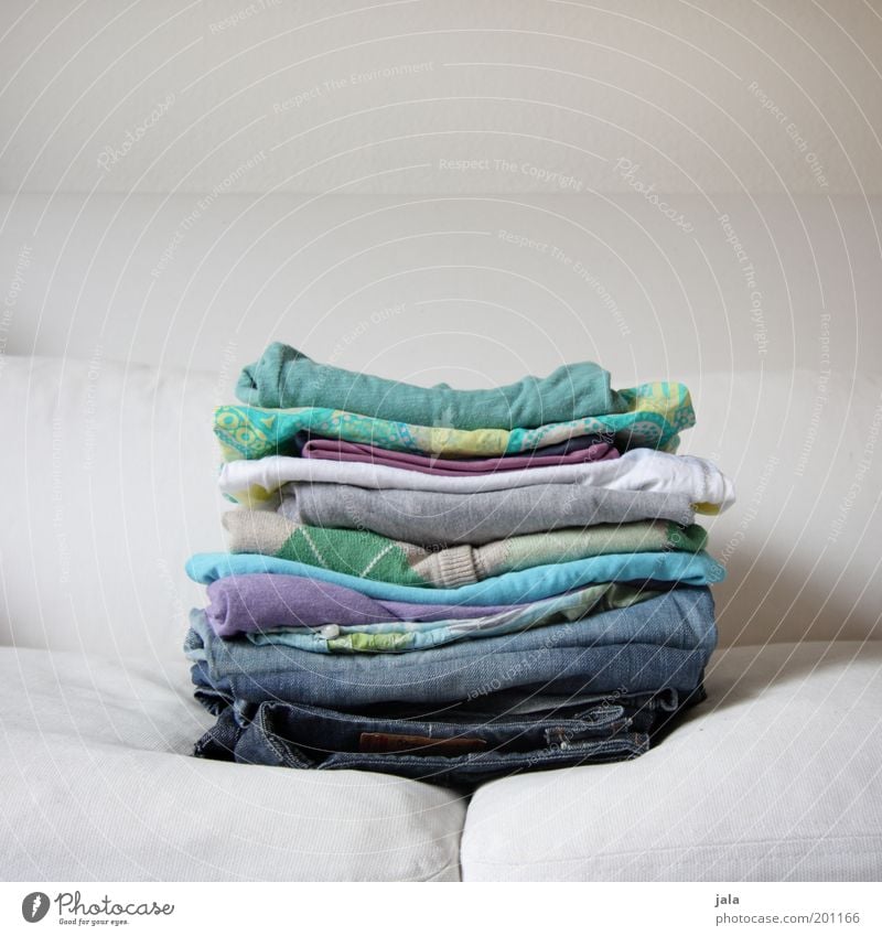 wäsche Wäsche Wäsche waschen Sofa mehrfarbig weiß Haushalt Ordnung Häusliches Leben Farbfoto Innenaufnahme Menschenleer Textfreiraum oben Tag Bekleidung