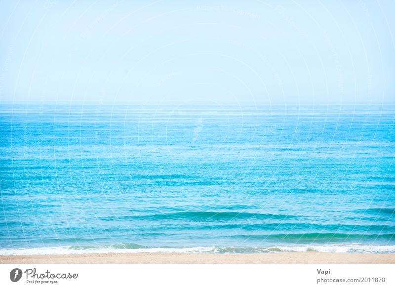 Setzen Sie mit ruhigem blauem Meer und klarem Himmel auf den Strand Ferien & Urlaub & Reisen Ferne Freiheit Sommer Sommerurlaub Sonne Insel Umwelt Natur