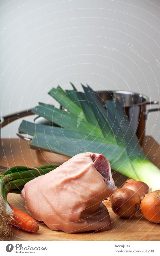 lecker leg Schweinshaxe roh Eisbein Schweinefleisch Fleisch Holz Tisch Zwiebel Möhre Lebensmittel Haxe Küche Gemüse Petersilie Tierhaut Porree Vorbereitung Fett