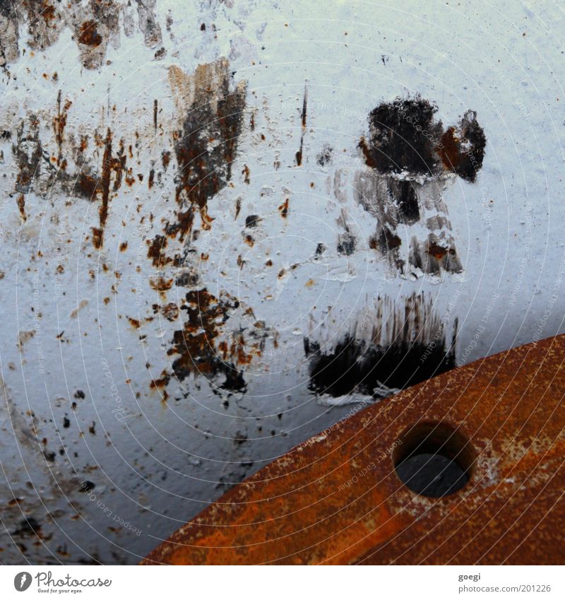 rusty Abflussrohr alt Zerstörung Rost Kratzer Loch Lack Schaden Röhren Farbfoto Detailaufnahme Menschenleer Tag Metall Baustelle Industrie