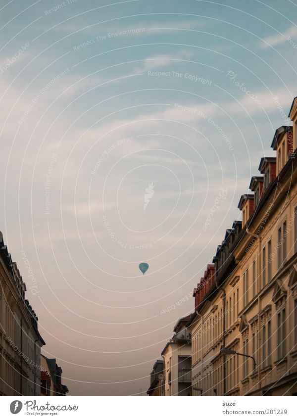 In 80 Tagen um die Welt Freiheit Sightseeing Städtereise Umwelt Luft Himmel Sommer Schönes Wetter Stadt Altstadt Haus Fassade Fenster Ballone fahren fliegen