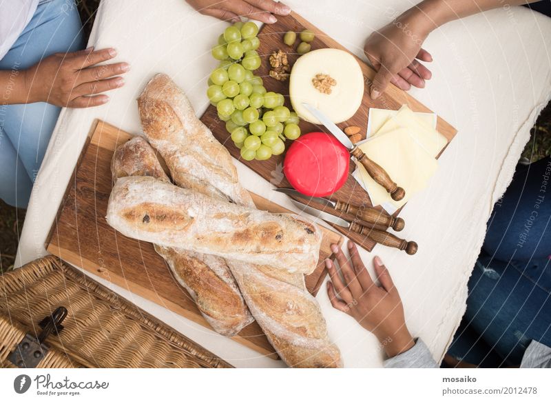 gedeckter Tisch Lebensmittel Käse Brot Frühstück Büffet Brunch Picknick Bioprodukte Vegetarische Ernährung Lifestyle Freude Sommer Feste & Feiern Erntedankfest