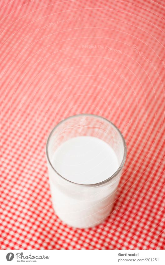 Milch Lebensmittel Milcherzeugnisse Getränk Gesundheit rot weiß Vollmilch Foodfotografie Farbfoto Innenaufnahme Muster Strukturen & Formen Textfreiraum oben