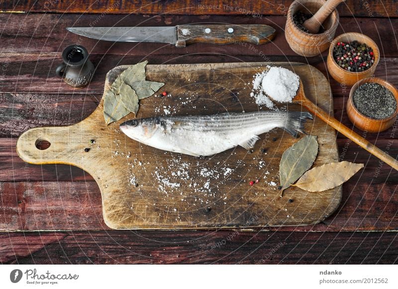 Frischer Stintfisch mit Salz und Pfeffer Lebensmittel Kräuter & Gewürze Ernährung Essen Diät Schalen & Schüsseln Messer Löffel Tisch Küche Holz Metall frisch