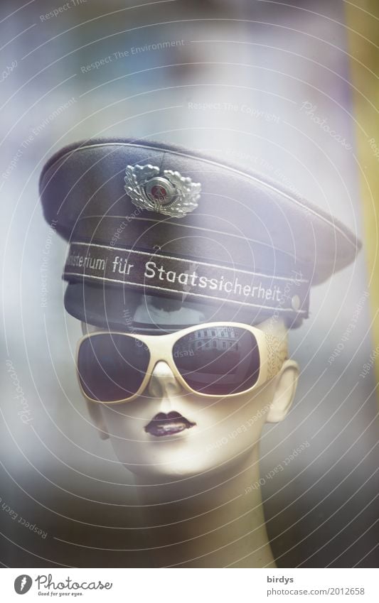 Stasiluder Ministerium für Staatssicherheit feminin Junge Frau Jugendliche Kopf 1 Mensch 18-30 Jahre Erwachsene 30-45 Jahre Sonnenbrille Hut Schirmmütze Uniform