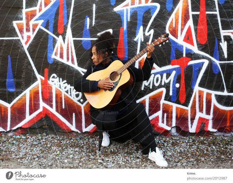 Musik | Ghetto Mom feminin Frau Erwachsene 1 Mensch Künstler Konzert Musiker Gitarre Mauer Wand Wege & Pfade Mantel Turnschuh Haare & Frisuren schwarzhaarig