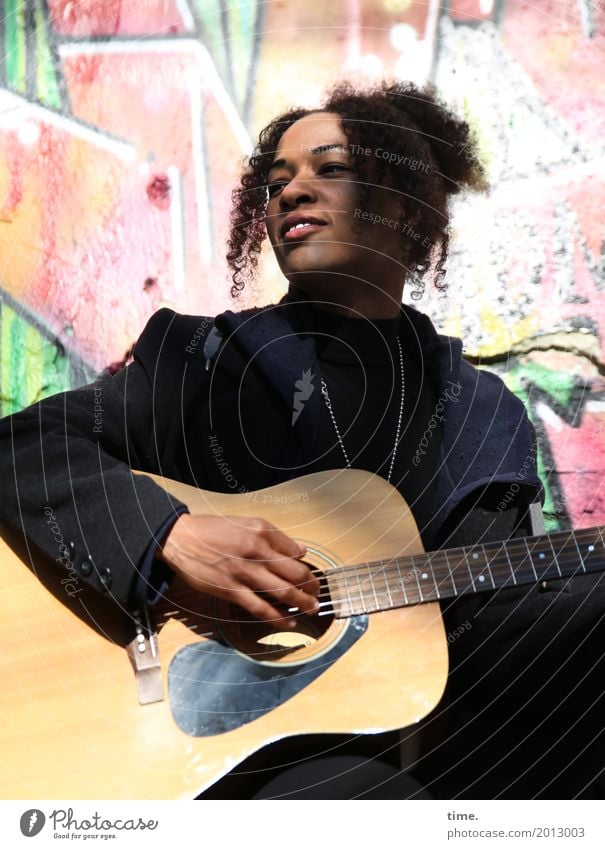 Musik | Ghetto Sounds (III) feminin Frau Erwachsene 1 Mensch Sänger Musiker Gitarre Mantel Schmuck Haare & Frisuren brünett Locken Afro-Look Graffiti beobachten