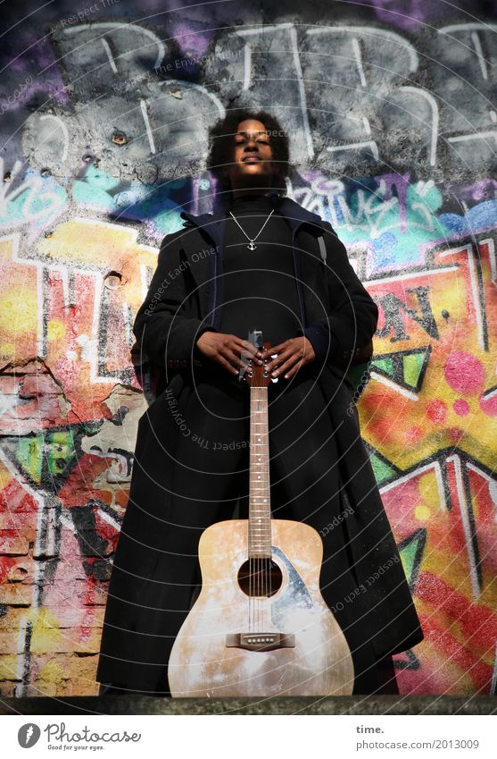 Musik | Ghetto Priestess feminin Frau Erwachsene 1 Mensch Kunst Musiker Gitarre Mauer Wand Mantel Haare & Frisuren schwarzhaarig langhaarig Locken Afro-Look