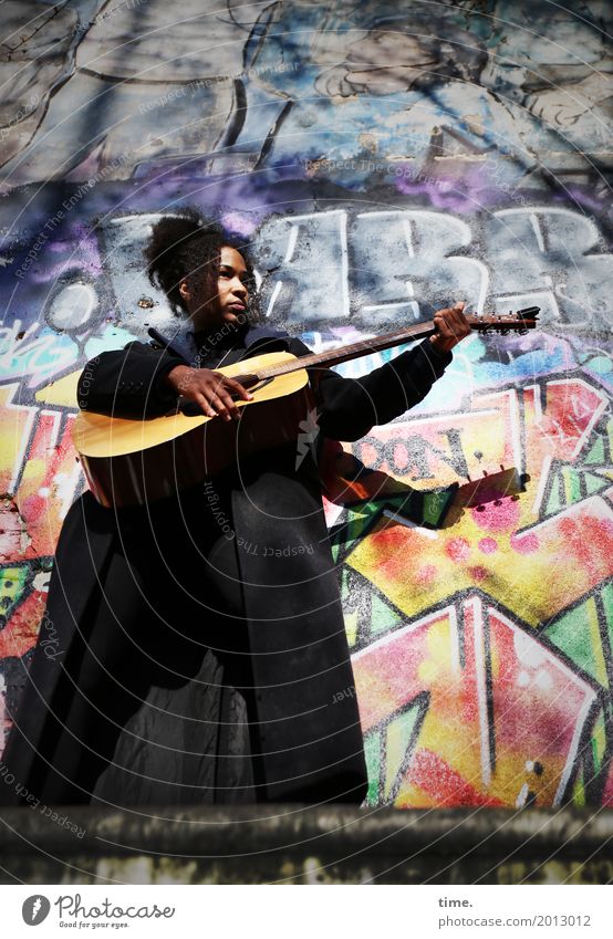 Musik | Ghetto Sounds (I) feminin Frau Erwachsene 1 Mensch Musiker Gitarre Mantel Haare & Frisuren schwarzhaarig langhaarig Afro-Look Zeichen Graffiti