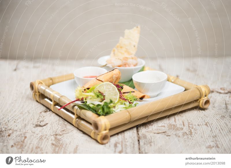 Thailändisches Gericht Frühlingsrollen Lebensmittel Fleisch Meeresfrüchte Gemüse Salat Salatbeilage Teigwaren Backwaren Zitrone Mittagessen Abendessen Slowfood