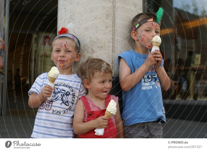 Drei geschminkte Kinder essen ein Eis Mensch maskulin Kleinkind Mädchen Junge Geschwister Bruder Schwester Kindheit 3 Kindergruppe 1-3 Jahre 3-8 Jahre T-Shirt