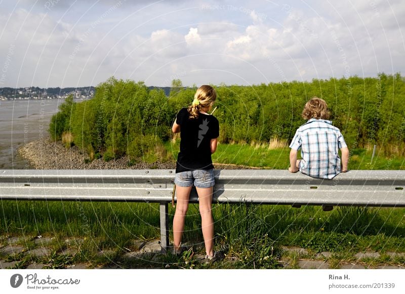 Trotzkopf Mädchen Junge Geschwister Kindheit 8-13 Jahre Natur Landschaft Frühling Fluss Elbe T-Shirt Hemd Jeanshose blond kurzhaarig langhaarig sitzen Spielen