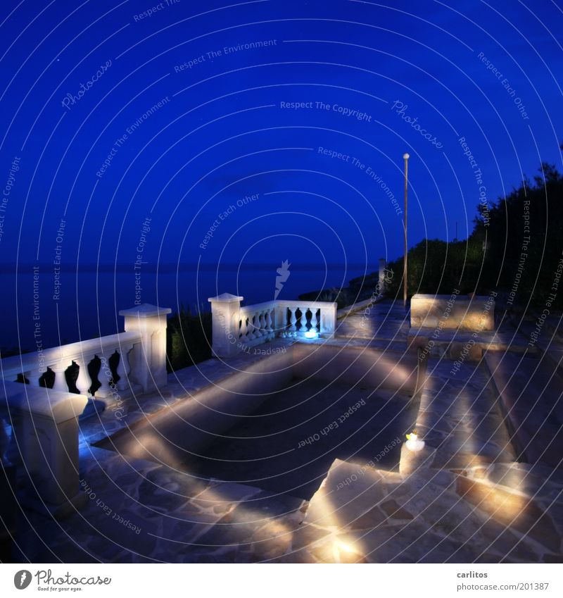 Glühwürmchen Nachthimmel Garten Park Terrasse leuchten ästhetisch kalt blau ruhig Horizont Surrealismus Ferne Geländer Säule Podest Polygonalplatten Licht