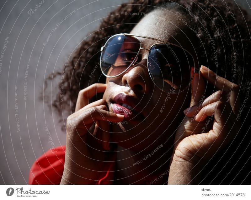 Arabella feminin Frau Erwachsene 1 Mensch Kleid Sonnenbrille Haare & Frisuren brünett Locken Afro-Look beobachten Denken festhalten Blick träumen schön