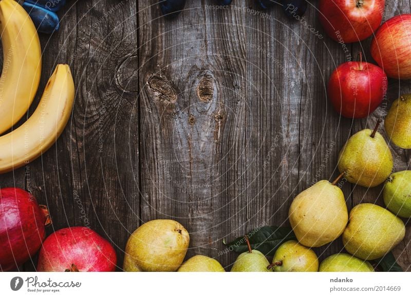 Früchte auf einer grauen Holzoberfläche Lebensmittel Frucht Apfel Essen Vegetarische Ernährung Garten Tisch Herbst frisch natürlich saftig gelb rot Hintergrund