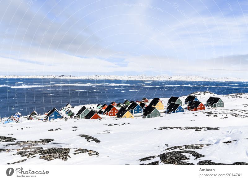 Bunte Inuithäuser in einem Vorort der arktischen Hauptstadt Nuuk Ferien & Urlaub & Reisen Tourismus Meer Winter Schnee Winterurlaub Berge u. Gebirge Haus Natur