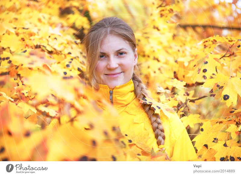 Recht junge Frau mit dem roten Haar im Herbstpark Lifestyle Freude schön Haare & Frisuren Gesicht Wellness Leben Wohlgefühl Mensch Junge Frau Jugendliche