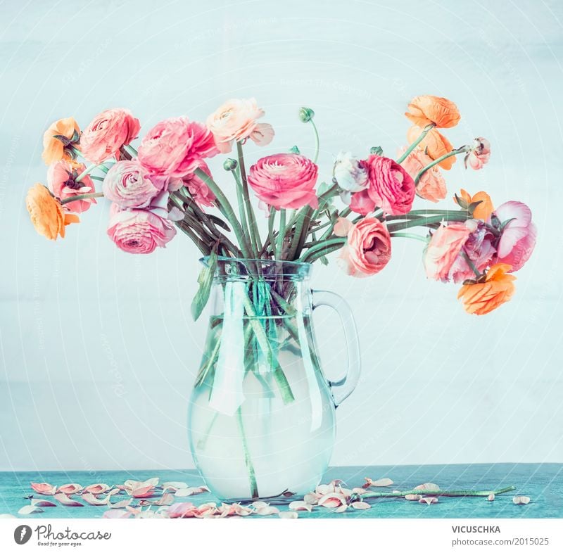 Blumenstrauß mit schönen Ranunculus in Vase Lifestyle Stil Design Sommer Wohnung Dekoration & Verzierung Tisch Feste & Feiern Valentinstag Muttertag Hochzeit