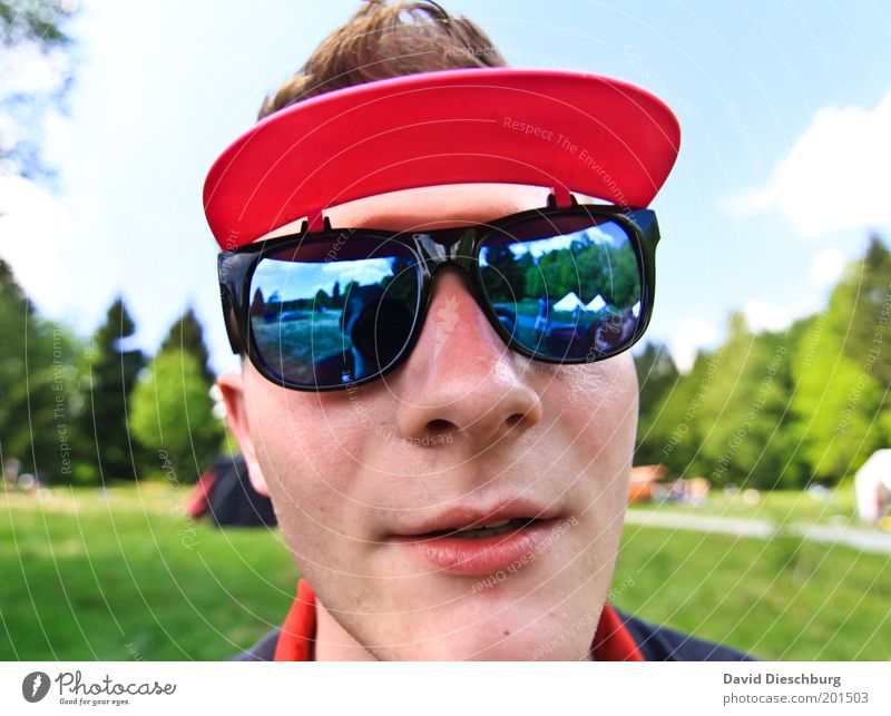 Nina Hagens Modeberater Junger Mann Jugendliche Kopf Gesicht Nase Mund Lippen 1 Mensch 18-30 Jahre Erwachsene Sommer mehrfarbig grün rosa Spaßvogel Sonnenbrille