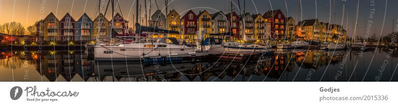 Panoramaaufnahme von bunten Holzhäusern (Schwedenhäusern) am an einem Fluß und Hafen Wasser Frühling Greifswald Stadt Hafenstadt Haus Architektur Schwedenhaus