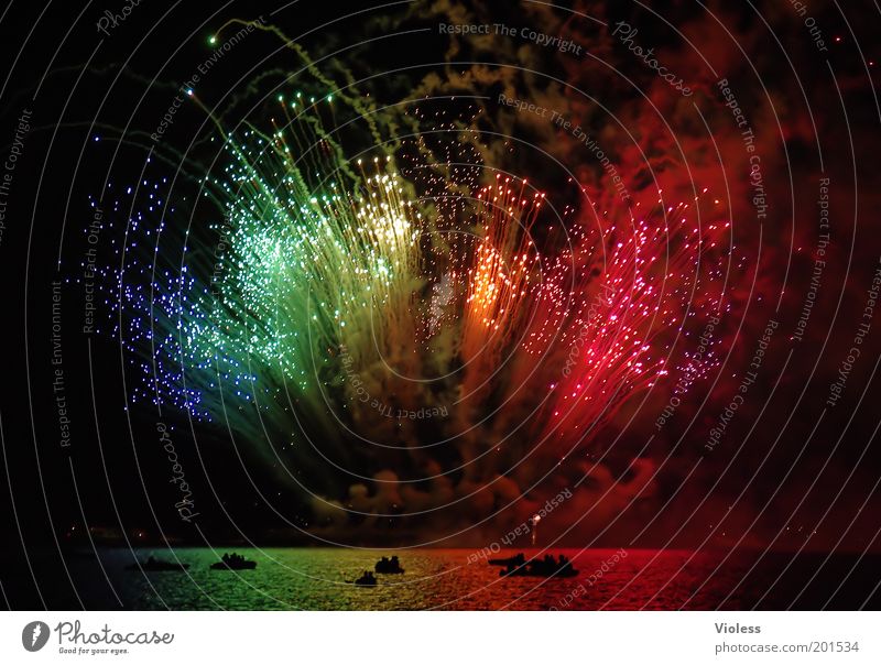 Feuerwerk Freude Nachthimmel Feste & Feiern fantastisch Farbfoto Explosion Leuchtfeuer mehrfarbig regenbogenfarben Pyrotechnik Wasserfahrzeug über Wasser