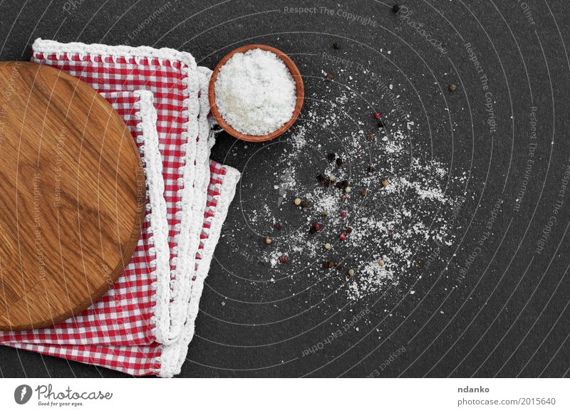 Weißes Salz in einer hölzernen Schüssel auf einer schwarzen Oberfläche Kräuter & Gewürze Ernährung Vegetarische Ernährung Küche Holz Kristalle Essen natürlich